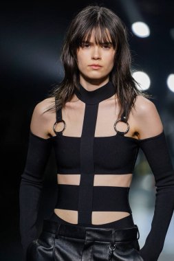 MİLAN, İTALYA 23 Şubat 2022 'de Milan Moda Haftası / Kış 2023' te İtalya 'nın Milano kentinde Roberto Cavalli defilesinde bir model podyumda yürüyor..