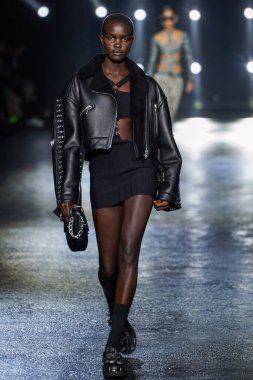 MİLAN, İTALYA 23 Şubat 2022 'de Milan Moda Haftası / Kış 2023' te İtalya 'nın Milano kentinde Roberto Cavalli defilesinde bir model podyumda yürüyor..