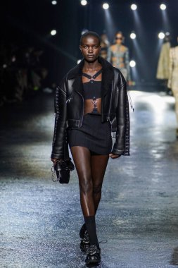 MİLAN, İTALYA 23 Şubat 2022 'de Milan Moda Haftası / Kış 2023' te İtalya 'nın Milano kentinde Roberto Cavalli defilesinde bir model podyumda yürüyor..