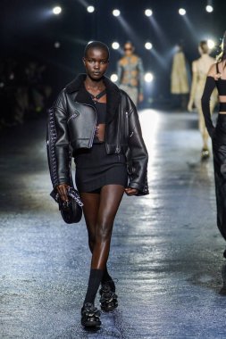 MİLAN, İTALYA 23 Şubat 2022 'de Milan Moda Haftası / Kış 2023' te İtalya 'nın Milano kentinde Roberto Cavalli defilesinde bir model podyumda yürüyor..