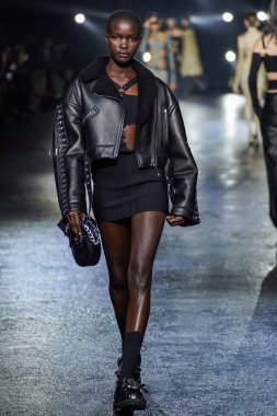 MİLAN, İTALYA 23 Şubat 2022 'de Milan Moda Haftası / Kış 2023' te İtalya 'nın Milano kentinde Roberto Cavalli defilesinde bir model podyumda yürüyor..