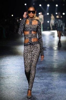 MİLAN, İTALYA 23 Şubat 2022 'de Milan Moda Haftası / Kış 2023' te İtalya 'nın Milano kentinde Roberto Cavalli defilesinde bir model podyumda yürüyor..