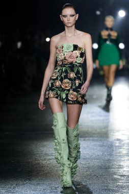 MİLAN, İTALYA 23 Şubat 2022 'de Milan Moda Haftası / Kış 2023' te İtalya 'nın Milano kentinde Roberto Cavalli defilesinde bir model podyumda yürüyor..