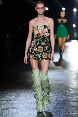 MİLAN, İTALYA 23 Şubat 2022 'de Milan Moda Haftası / Kış 2023' te İtalya 'nın Milano kentinde Roberto Cavalli defilesinde bir model podyumda yürüyor..