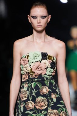 MİLAN, İTALYA 23 Şubat 2022 'de Milan Moda Haftası / Kış 2023' te İtalya 'nın Milano kentinde Roberto Cavalli defilesinde bir model podyumda yürüyor..