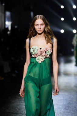 MİLAN, İTALYA 23 Şubat 2022 'de Milan Moda Haftası / Kış 2023' te İtalya 'nın Milano kentinde Roberto Cavalli defilesinde bir model podyumda yürüyor..