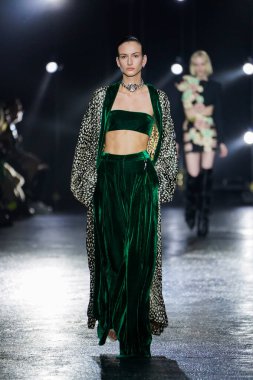 MİLAN, İTALYA 23 Şubat 2022 'de Milan Moda Haftası / Kış 2023' te İtalya 'nın Milano kentinde Roberto Cavalli defilesinde bir model podyumda yürüyor..