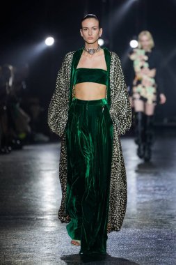 MİLAN, İTALYA 23 Şubat 2022 'de Milan Moda Haftası / Kış 2023' te İtalya 'nın Milano kentinde Roberto Cavalli defilesinde bir model podyumda yürüyor..