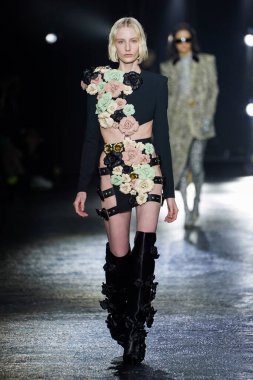 MİLAN, İTALYA 23 Şubat 2022 'de Milan Moda Haftası / Kış 2023' te İtalya 'nın Milano kentinde Roberto Cavalli defilesinde bir model podyumda yürüyor..