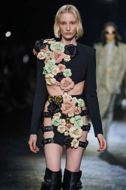 MİLAN, İTALYA 23 Şubat 2022 'de Milan Moda Haftası / Kış 2023' te İtalya 'nın Milano kentinde Roberto Cavalli defilesinde bir model podyumda yürüyor..