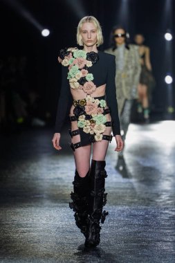 MİLAN, İTALYA 23 Şubat 2022 'de Milan Moda Haftası / Kış 2023' te İtalya 'nın Milano kentinde Roberto Cavalli defilesinde bir model podyumda yürüyor..