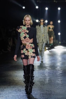 MİLAN, İTALYA 23 Şubat 2022 'de Milan Moda Haftası / Kış 2023' te İtalya 'nın Milano kentinde Roberto Cavalli defilesinde bir model podyumda yürüyor..