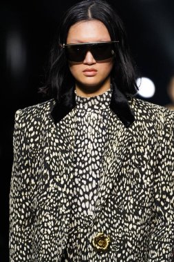 MİLAN, İTALYA 23 Şubat 2022 'de Milan Moda Haftası / Kış 2023' te İtalya 'nın Milano kentinde Roberto Cavalli defilesinde bir model podyumda yürüyor..