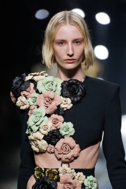 MİLAN, İTALYA 23 Şubat 2022 'de Milan Moda Haftası / Kış 2023' te İtalya 'nın Milano kentinde Roberto Cavalli defilesinde bir model podyumda yürüyor..