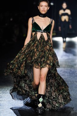 MİLAN, İTALYA 23 Şubat 2022 'de Milan Moda Haftası / Kış 2023' te İtalya 'nın Milano kentinde Roberto Cavalli defilesinde bir model podyumda yürüyor..