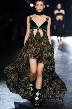 MİLAN, İTALYA 23 Şubat 2022 'de Milan Moda Haftası / Kış 2023' te İtalya 'nın Milano kentinde Roberto Cavalli defilesinde bir model podyumda yürüyor..