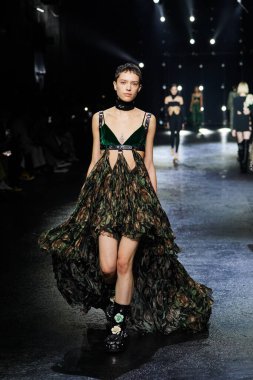 MİLAN, İTALYA 23 Şubat 2022 'de Milan Moda Haftası / Kış 2023' te İtalya 'nın Milano kentinde Roberto Cavalli defilesinde bir model podyumda yürüyor..