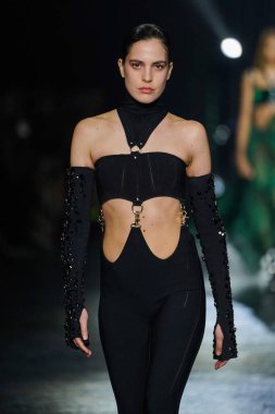 MİLAN, İTALYA 23 Şubat 2022 'de Milan Moda Haftası / Kış 2023' te İtalya 'nın Milano kentinde Roberto Cavalli defilesinde bir model podyumda yürüyor..