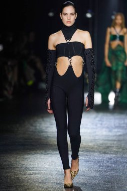 MİLAN, İTALYA 23 Şubat 2022 'de Milan Moda Haftası / Kış 2023' te İtalya 'nın Milano kentinde Roberto Cavalli defilesinde bir model podyumda yürüyor..