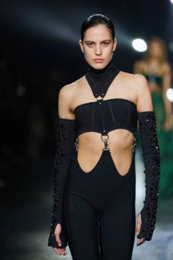 MİLAN, İTALYA 23 Şubat 2022 'de Milan Moda Haftası / Kış 2023' te İtalya 'nın Milano kentinde Roberto Cavalli defilesinde bir model podyumda yürüyor..