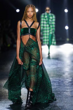 MİLAN, İTALYA 23 Şubat 2022 'de Milan Moda Haftası / Kış 2023' te İtalya 'nın Milano kentinde Roberto Cavalli defilesinde bir model podyumda yürüyor..