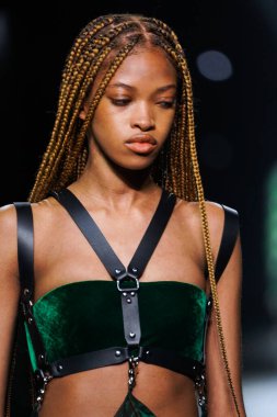 MİLAN, İTALYA 23 Şubat 2022 'de Milan Moda Haftası / Kış 2023' te İtalya 'nın Milano kentinde Roberto Cavalli defilesinde bir model podyumda yürüyor..