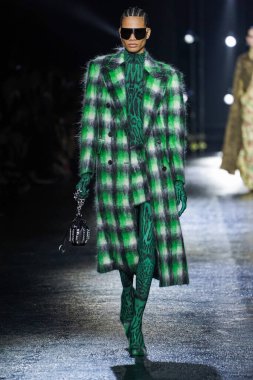 MİLAN, İTALYA 23 Şubat 2022 'de Milan Moda Haftası / Kış 2023' te İtalya 'nın Milano kentinde Roberto Cavalli defilesinde bir model podyumda yürüyor..