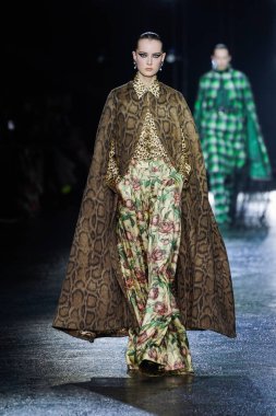 MİLAN, İTALYA 23 Şubat 2022 'de Milan Moda Haftası / Kış 2023' te İtalya 'nın Milano kentinde Roberto Cavalli defilesinde bir model podyumda yürüyor..