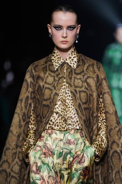 MİLAN, İTALYA 23 Şubat 2022 'de Milan Moda Haftası / Kış 2023' te İtalya 'nın Milano kentinde Roberto Cavalli defilesinde bir model podyumda yürüyor..