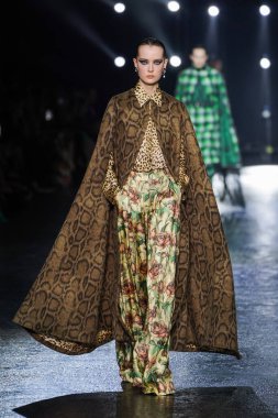 MİLAN, İTALYA 23 Şubat 2022 'de Milan Moda Haftası / Kış 2023' te İtalya 'nın Milano kentinde Roberto Cavalli defilesinde bir model podyumda yürüyor..