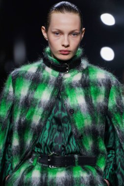 MİLAN, İTALYA 23 Şubat 2022 'de Milan Moda Haftası / Kış 2023' te İtalya 'nın Milano kentinde Roberto Cavalli defilesinde bir model podyumda yürüyor..