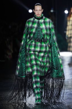 MİLAN, İTALYA 23 Şubat 2022 'de Milan Moda Haftası / Kış 2023' te İtalya 'nın Milano kentinde Roberto Cavalli defilesinde bir model podyumda yürüyor..