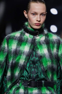 MİLAN, İTALYA 23 Şubat 2022 'de Milan Moda Haftası / Kış 2023' te İtalya 'nın Milano kentinde Roberto Cavalli defilesinde bir model podyumda yürüyor..