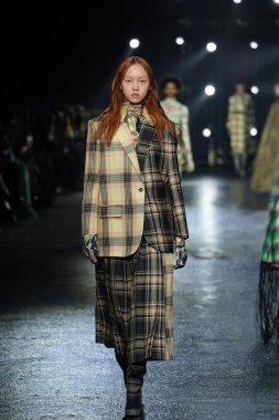 MİLAN, İTALYA 23 Şubat 2022 'de Milan Moda Haftası / Kış 2023' te İtalya 'nın Milano kentinde Roberto Cavalli defilesinde bir model podyumda yürüyor..