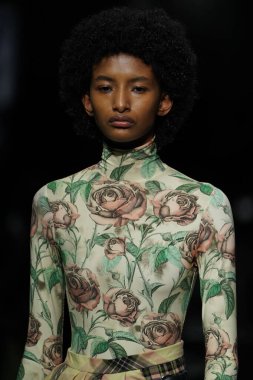 MİLAN, İTALYA 23 Şubat 2022 'de Milan Moda Haftası / Kış 2023' te İtalya 'nın Milano kentinde Roberto Cavalli defilesinde bir model podyumda yürüyor..