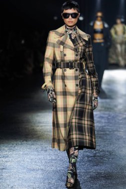 MİLAN, İTALYA 23 Şubat 2022 'de Milan Moda Haftası / Kış 2023' te İtalya 'nın Milano kentinde Roberto Cavalli defilesinde bir model podyumda yürüyor..