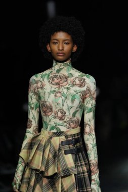 MİLAN, İTALYA 23 Şubat 2022 'de Milan Moda Haftası / Kış 2023' te İtalya 'nın Milano kentinde Roberto Cavalli defilesinde bir model podyumda yürüyor..