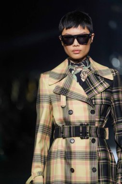 MİLAN, İTALYA 23 Şubat 2022 'de Milan Moda Haftası / Kış 2023' te İtalya 'nın Milano kentinde Roberto Cavalli defilesinde bir model podyumda yürüyor..