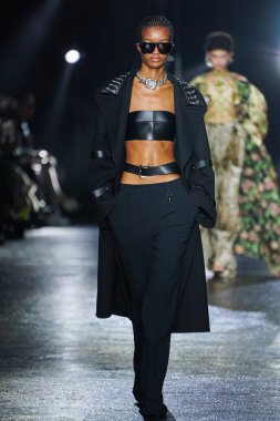 MİLAN, İTALYA 23 Şubat 2022 'de Milan Moda Haftası / Kış 2023' te İtalya 'nın Milano kentinde Roberto Cavalli defilesinde bir model podyumda yürüyor..