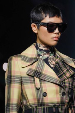 MİLAN, İTALYA 23 Şubat 2022 'de Milan Moda Haftası / Kış 2023' te İtalya 'nın Milano kentinde Roberto Cavalli defilesinde bir model podyumda yürüyor..