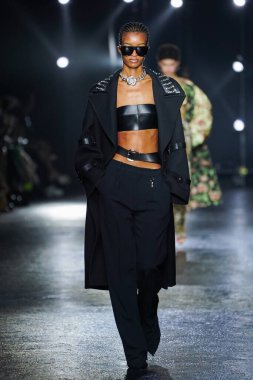 MİLAN, İTALYA 23 Şubat 2022 'de Milan Moda Haftası / Kış 2023' te İtalya 'nın Milano kentinde Roberto Cavalli defilesinde bir model podyumda yürüyor..