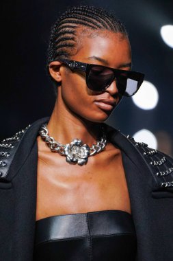 MİLAN, İTALYA 23 Şubat 2022 'de Milan Moda Haftası / Kış 2023' te İtalya 'nın Milano kentinde Roberto Cavalli defilesinde bir model podyumda yürüyor..