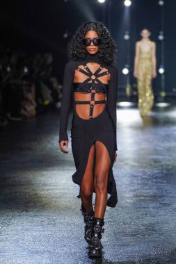 MİLAN, İTALYA 23 Şubat 2022 'de Milan Moda Haftası / Kış 2023' te İtalya 'nın Milano kentinde Roberto Cavalli defilesinde bir model podyumda yürüyor..