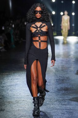 MİLAN, İTALYA 23 Şubat 2022 'de Milan Moda Haftası / Kış 2023' te İtalya 'nın Milano kentinde Roberto Cavalli defilesinde bir model podyumda yürüyor..