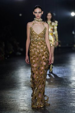 MİLAN, İTALYA 23 Şubat 2022 'de Milan Moda Haftası / Kış 2023' te İtalya 'nın Milano kentinde Roberto Cavalli defilesinde bir model podyumda yürüyor..