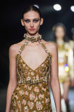 MİLAN, İTALYA 23 Şubat 2022 'de Milan Moda Haftası / Kış 2023' te İtalya 'nın Milano kentinde Roberto Cavalli defilesinde bir model podyumda yürüyor..