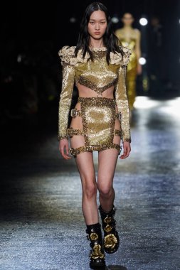 MİLAN, İTALYA 23 Şubat 2022 'de Milan Moda Haftası / Kış 2023' te İtalya 'nın Milano kentinde Roberto Cavalli defilesinde bir model podyumda yürüyor..