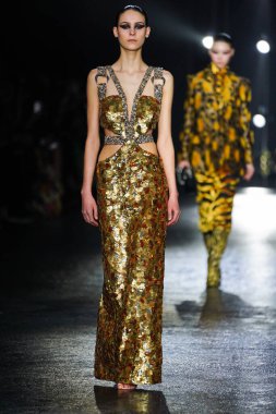 MİLAN, İTALYA 23 Şubat 2022 'de Milan Moda Haftası / Kış 2023' te İtalya 'nın Milano kentinde Roberto Cavalli defilesinde bir model podyumda yürüyor..