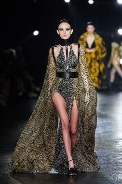 MİLAN, İTALYA 23 Şubat 2022 'de Milan Moda Haftası / Kış 2023' te İtalya 'nın Milano kentinde Roberto Cavalli defilesinde bir model podyumda yürüyor..