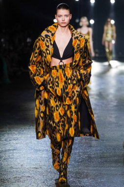 MİLAN, İTALYA 23 Şubat 2022 'de Milan Moda Haftası / Kış 2023' te İtalya 'nın Milano kentinde Roberto Cavalli defilesinde bir model podyumda yürüyor..